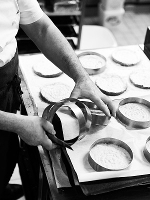 Moules en cercle qui servent à faire le biscuit dacquoise, artisan boulanger pâtissier à Paris